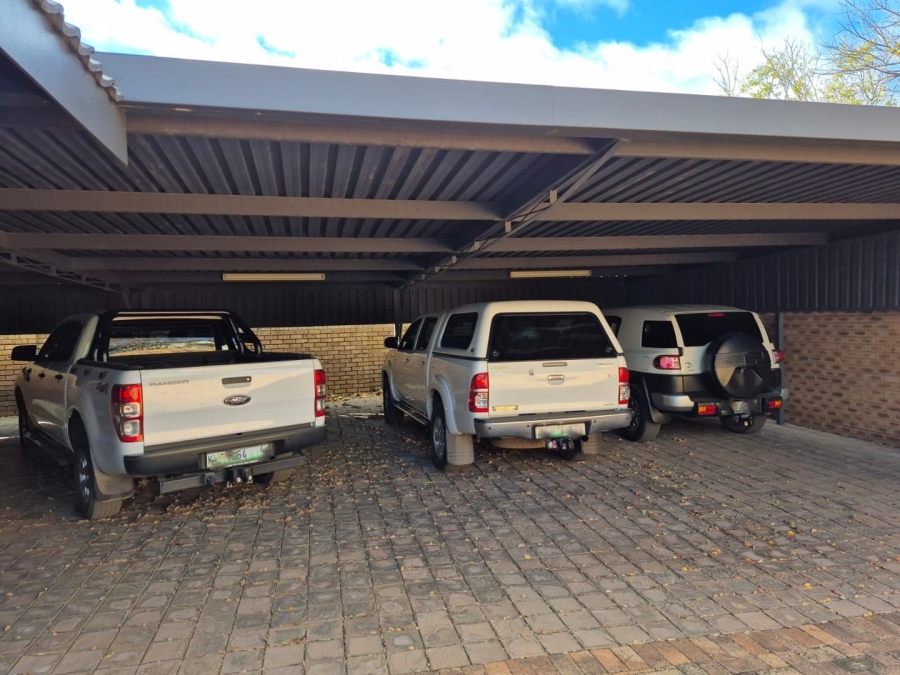 6 Bedroom Property for Sale in Flimieda North West